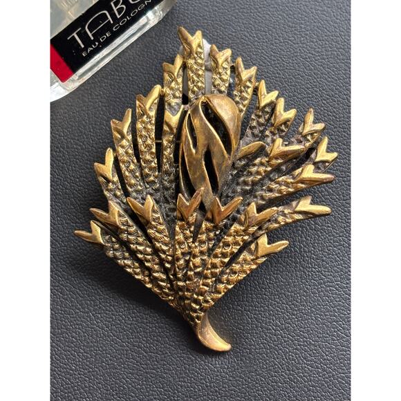 Vintage Jewelry - Vintage Big Gold Tone Metal Leaf Spray Brooch